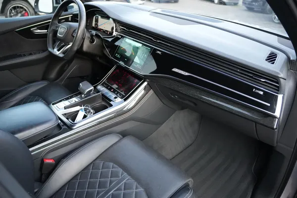 Car image 9