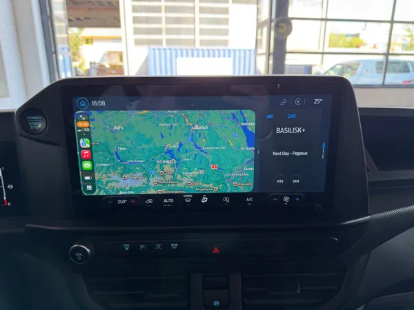 Car image 17