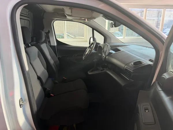 Car image 8
