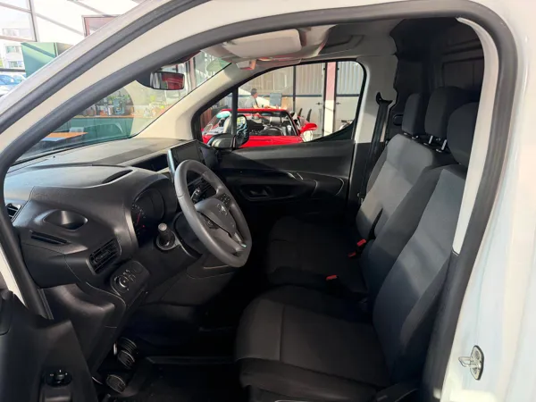 Car image 9