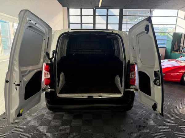 Car image 10