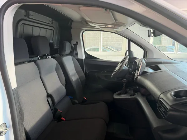 Car image 12