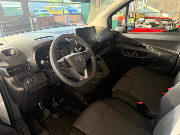 Car image 15