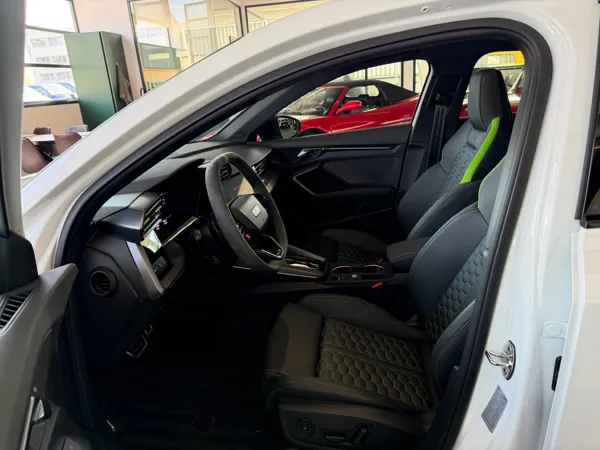 Car image 14