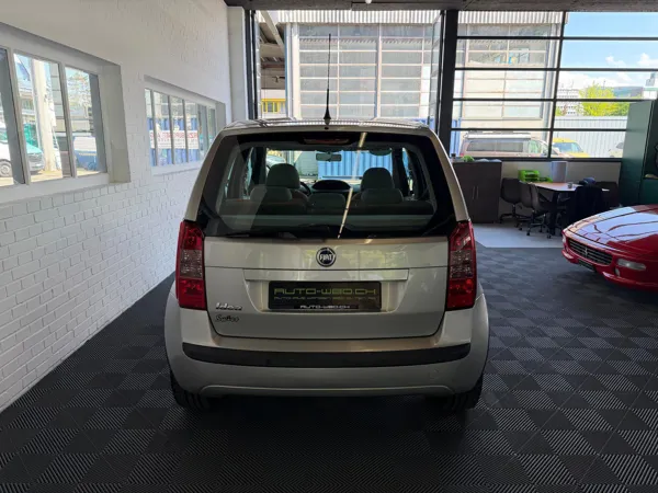 Car image 4