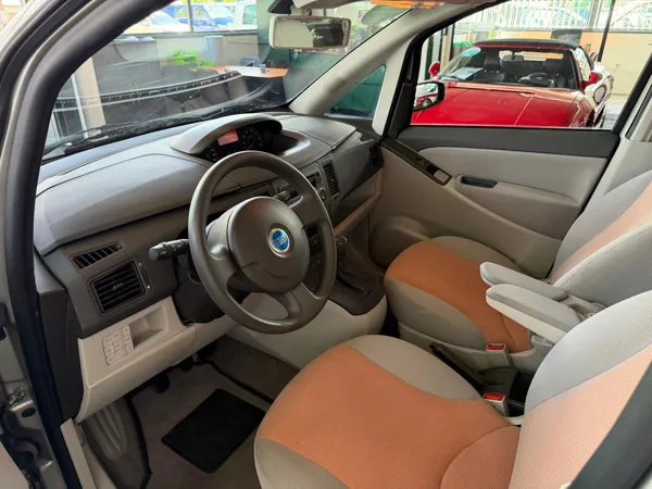 Car image 14