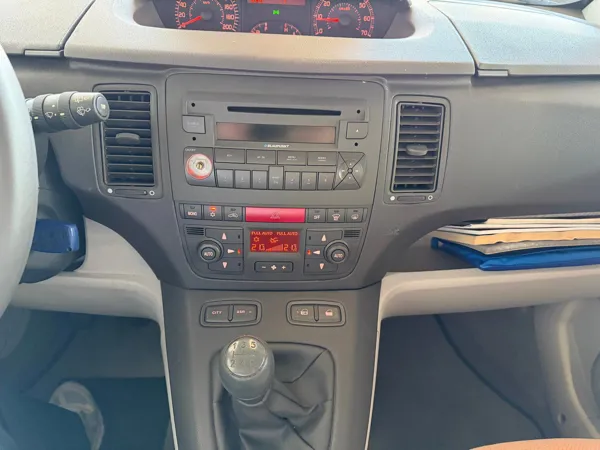 Car image 17
