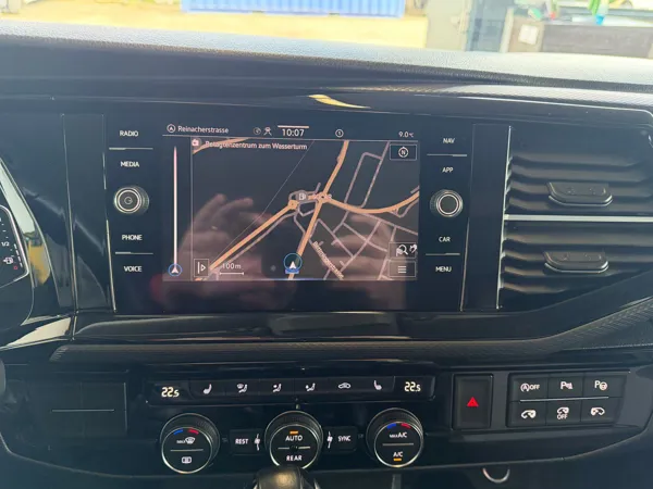Car image 18