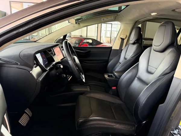 Car image 18