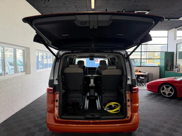 Car image 11