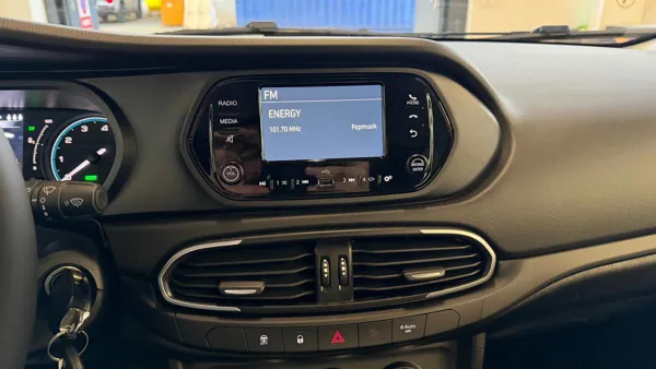 Car image 15