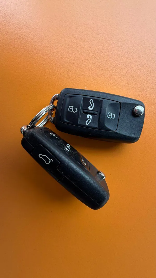 Car image 25