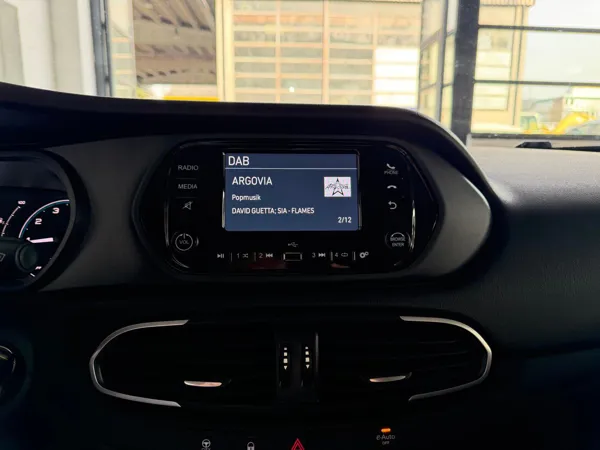 Car image 14