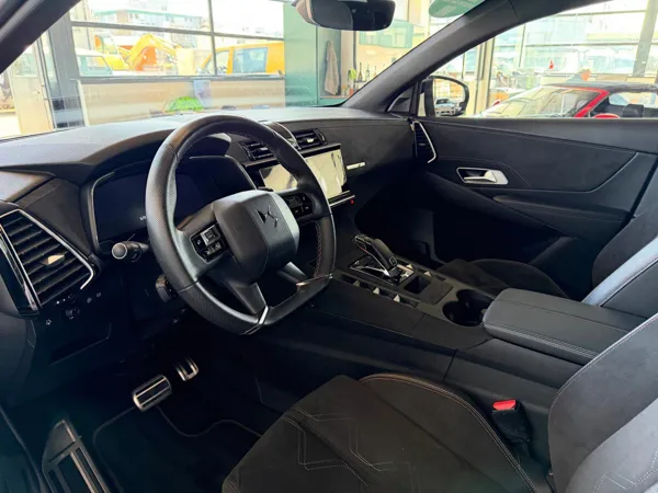 Car image 16