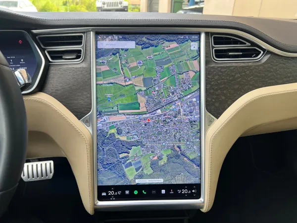 Car image 18