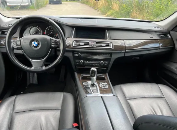 Car image 13