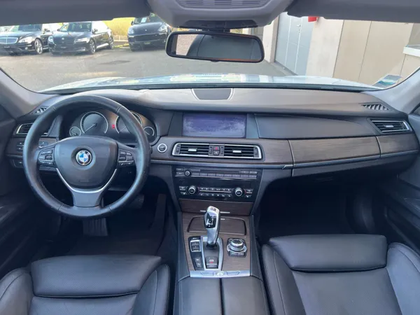 Car image 13