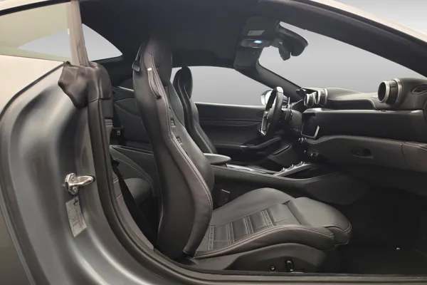 Car image 12