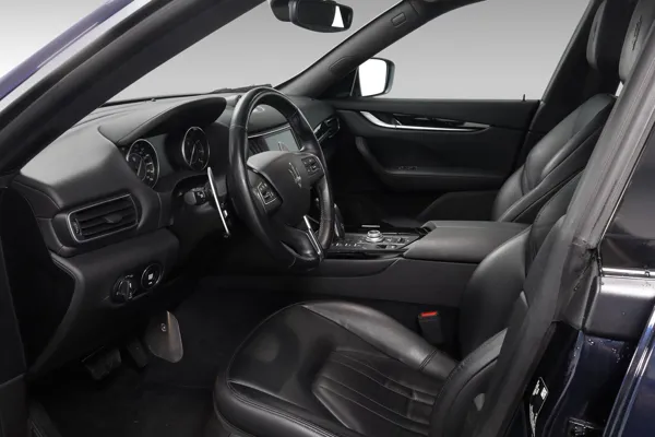 Car image 12