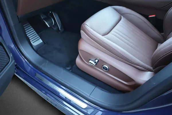 Car image 14