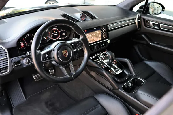 Car image 10