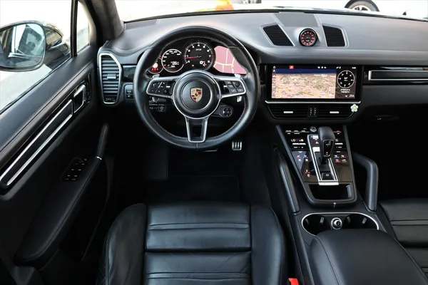 Car image 14