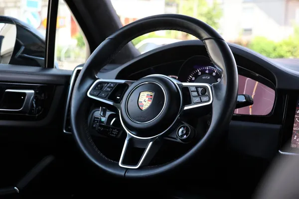 Car image 15