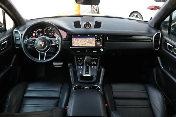 Car image 16