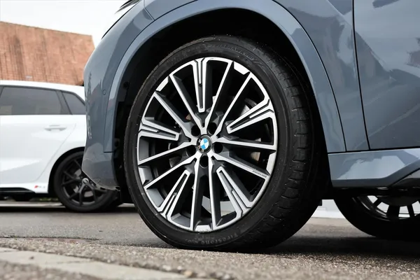 Car image 9