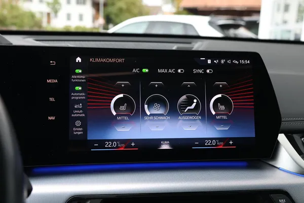 Car image 30