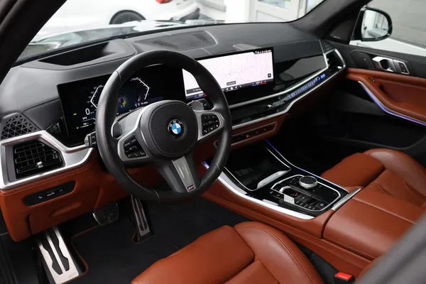 Car image 12