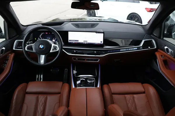 Car image 19