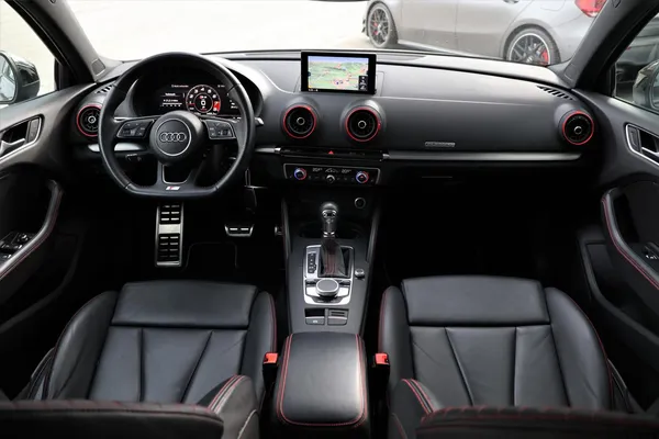 Car image 15