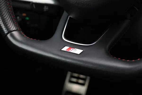 Car image 17