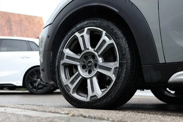 Car image 9