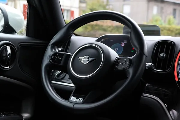 Car image 14