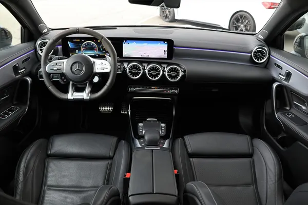 Car image 18