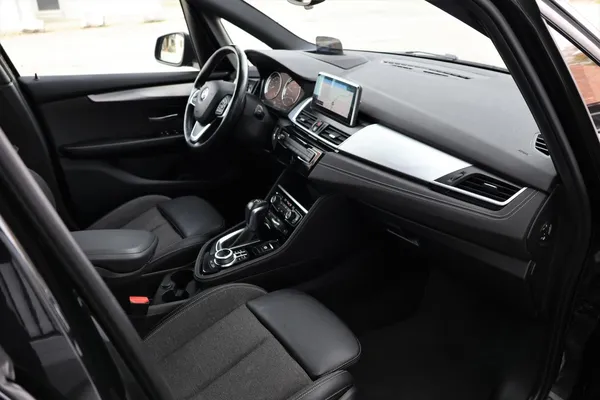 Car image 19