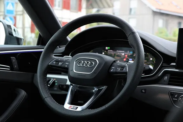Car image 17