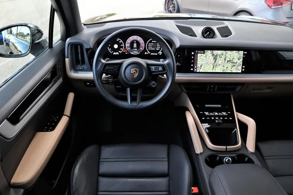 Car image 16