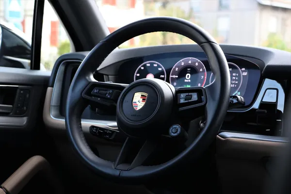Car image 17
