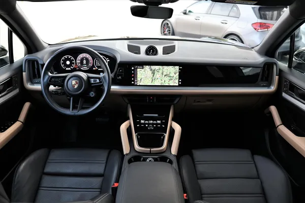 Car image 18