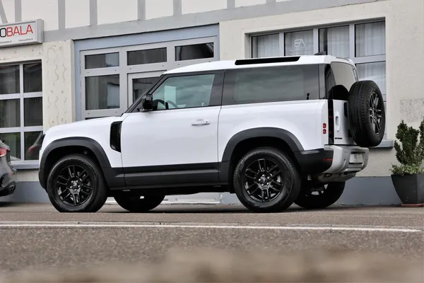 Car image 4