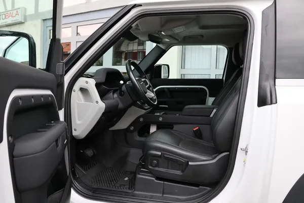 Car image 9