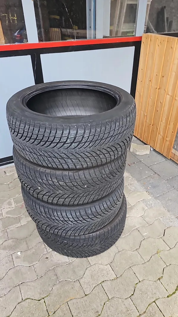 Car image 25