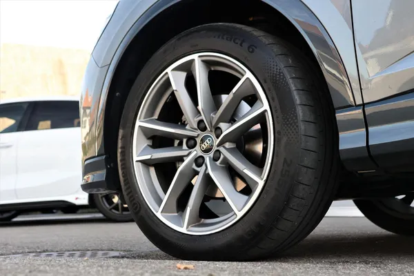 Car image 9