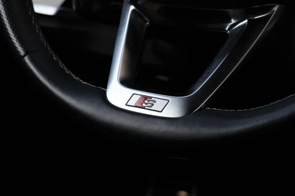 Car image 18