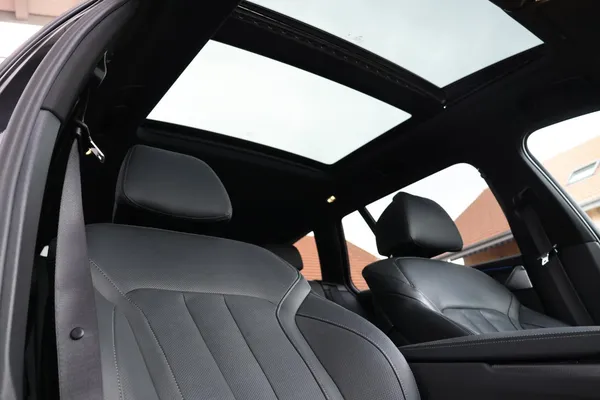 Car image 25