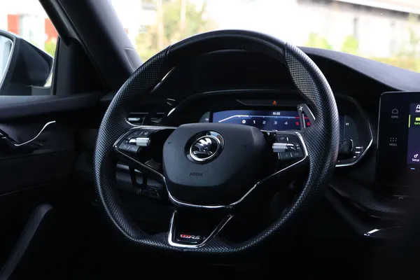 Car image 15