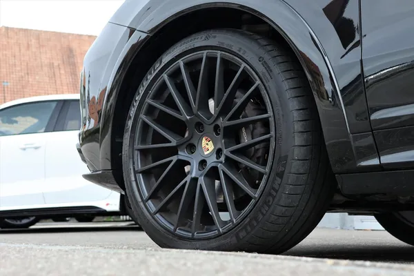 Car image 9